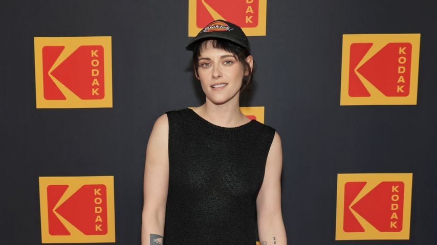 Kristen Stewart rockt den Red Carpet mit Baseballkappe