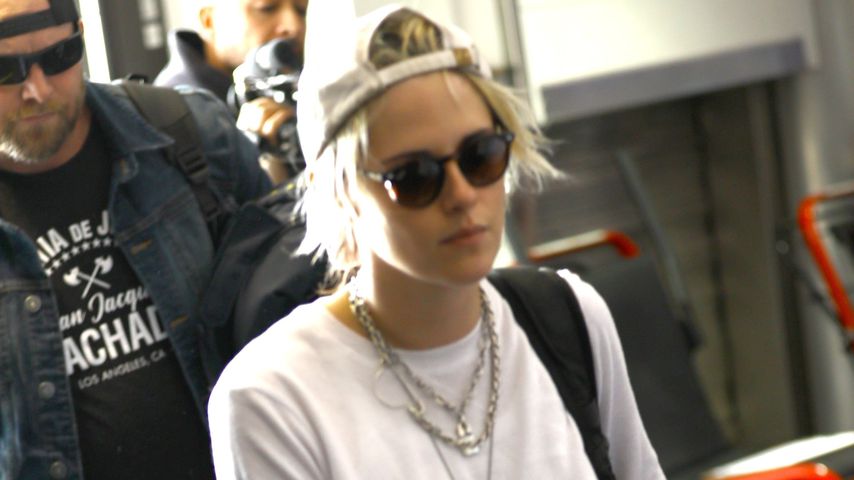 Kaum erkannt: Kristen Stewart ziemlich lässig am Flughafen!