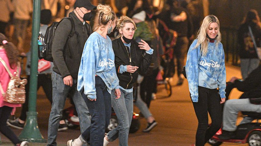Kristen Stewart mit ihrer Verlobten und einer weiteren Freundin im Disneyland