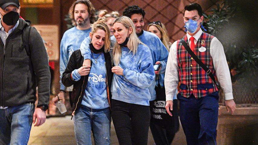 Kristen Stewart und ihre Verlobte turteln im Freizeitpark