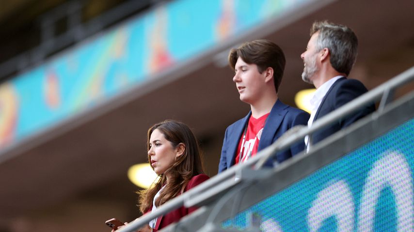 Kronprinz Frederik und Prinzessin Mary mit ihrem Sohn Christian beim zweiten EM-Halbfinale