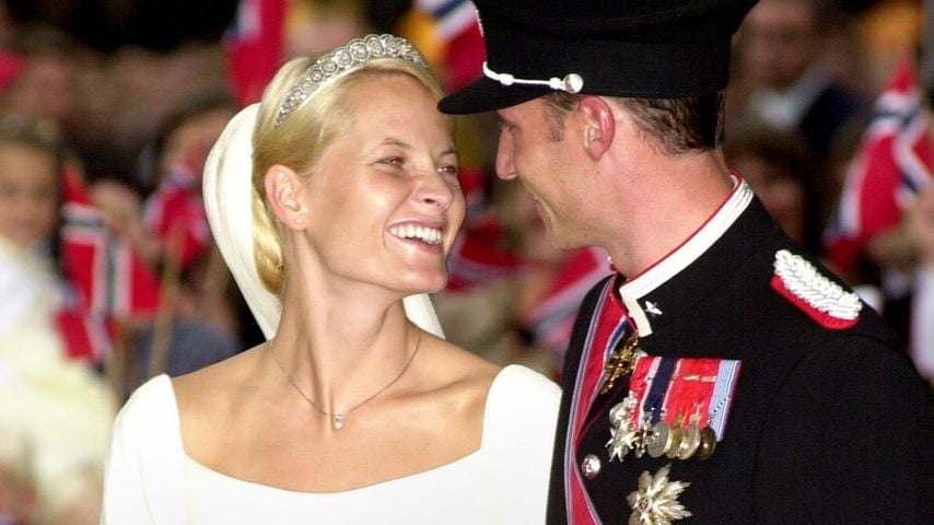 Kronprinz Haakon und Mette-Marit Tjessem Høiby nach ihrer Hochzeit am 25. August 2001 vor dem Osloer Dom