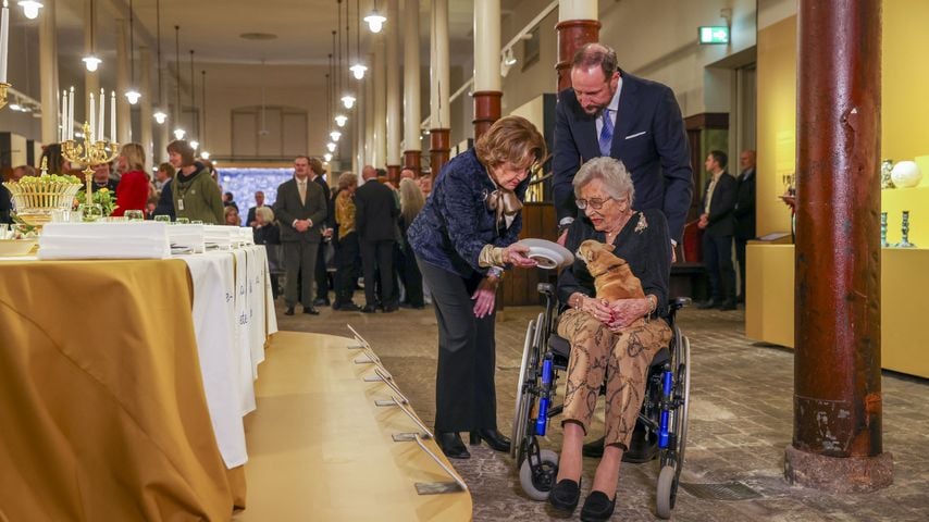Kronprinz Haakon, Königin Sonja und Prinzessin Astrid besuchen die Ausstellung "At the King's Table" in der Queen Sonja KunstStall, Oslo