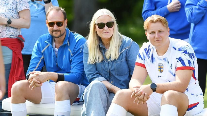 Kronprinz Haakon, Kronprinzessin Mette-Marit und Prinz Sverre Magnus beim Freundschaftsfußballspiel in Skaugum, Asker, 11. Juni 2025