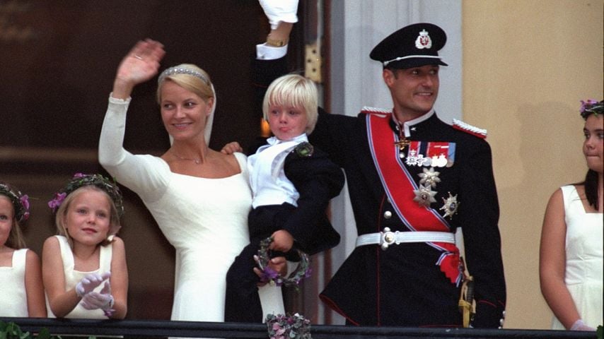 Kronprinz Haakon, Mette-Marit Tjessem Høiby und Marius nach ihrer Hochzeit in Oslo, 25. August 2001