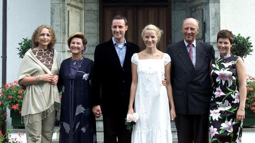 Kronprinz Haakon und Mette-Marit Tjessem Høiby posieren mit Königin Sonja, König Harald, Prinzessin Märtha Louise und Linda Taanevik vor der Hochzeit