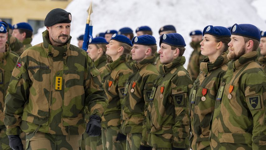 Kronprinz Haakon und seine Tochter Ingrid Alexandra mit einigen Soldaten, April 2025