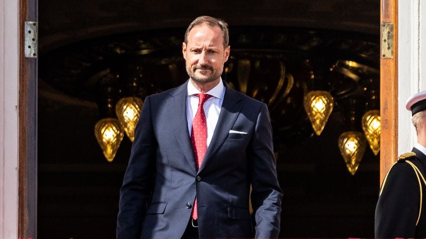 Erster Auftritt als König: Haakon erreicht den Palast
