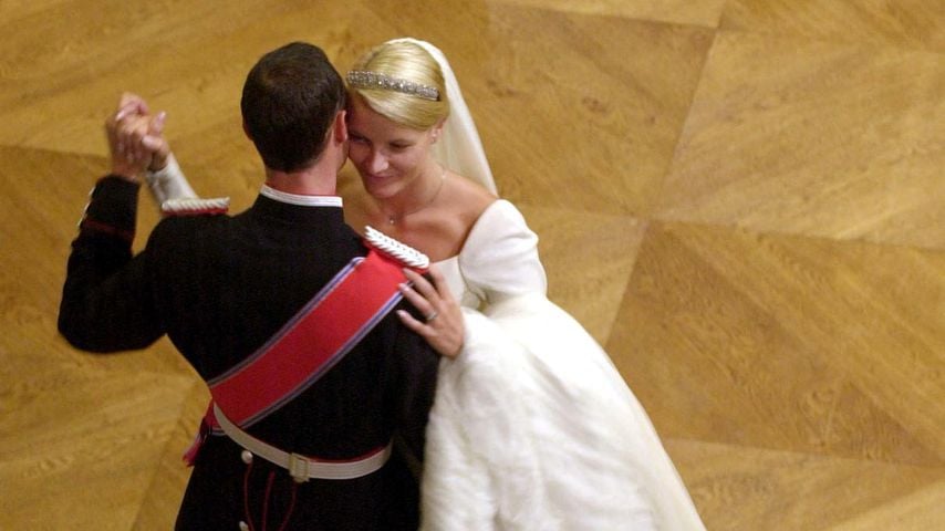 Haakon und Mette-Marit eröffnen nach dem Anschneiden der Hochzeitstorte den Tanz im Schloss Oslo, 25. August 2001