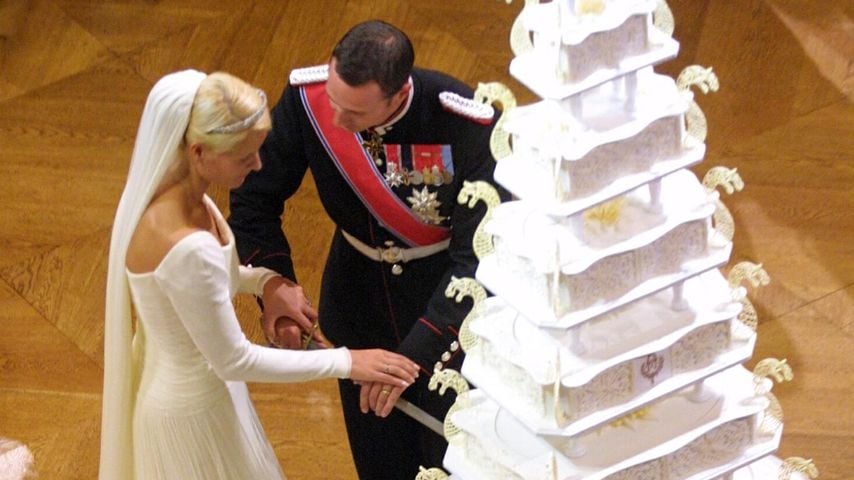 Kronprinz Haakon und Prinzessin Mette-Marit schneiden ihre Hochzeitstorte im Königsschloss Oslo, 25. August 2001
