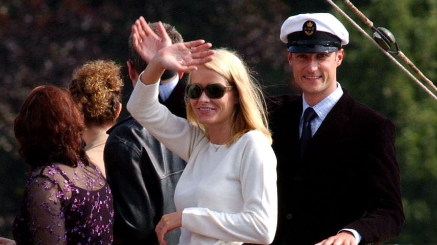 Kronprinz Haakon und Mette-Marit Tjessem Høiby winken von der königlichen Yacht "Norge" im Oslofjord, einen Tag vor ihrer Hochzeit