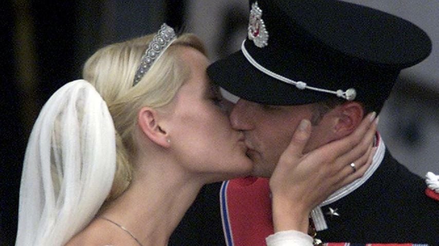 Prinz Haakon und Kronprinzessin Mette-Marit küssen sich nach ihrer Trauung vor dem Osloer Dom am 25. August 2001