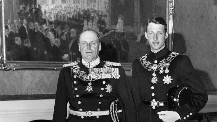 Kronprinz Harald posiert 1962 in Uniform mit König Olav V. von Norwegen