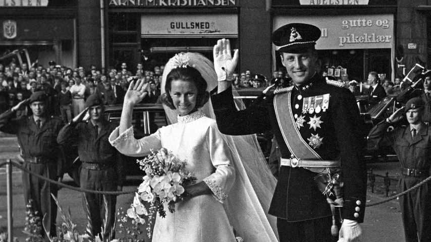 Kronprinz Harald und Sonja Haraldsen winken nach ihrer Trauung am 29. August 1968 vor dem Osloer Dom