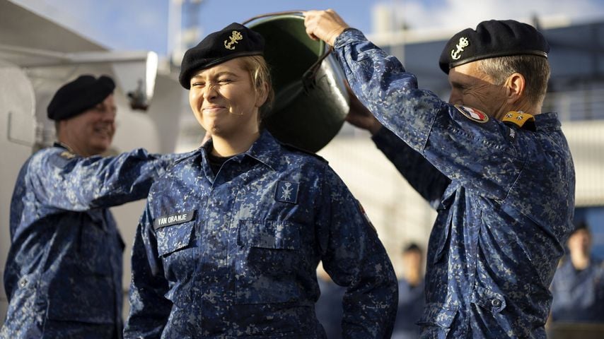 Kronprinzessin Catharina-Amalia wird an Bord der Statsraad Lehmkuhl nach ihrer Beförderung zum Sergeant mit Salzwasser übergossen, Oktober 2026