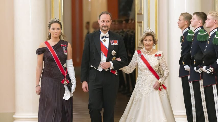 Kronprinzessin Ingrid Alexandra, König Haakon und Königin Sonja bei einem Galadinner der norwegischen Königsfamilie für die Vertreter des Stortings