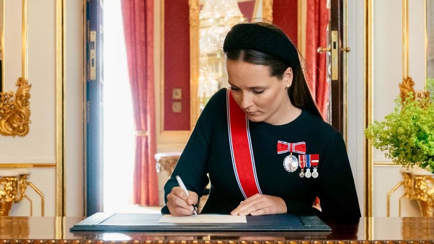 Kronprinzessin Ingrid Alexandra legt einen schriftlichen Eid auf die Verfassung ab
