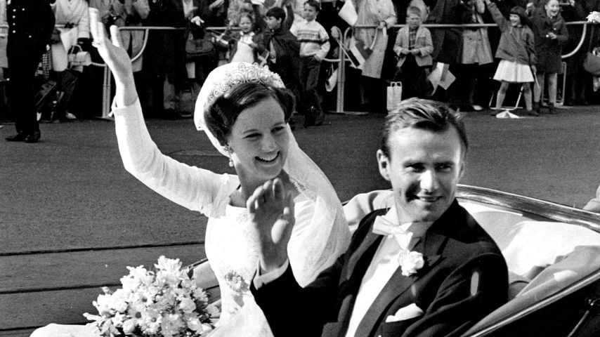 Kronprinzessin Margrethe von Dänemark (heutige Königin Margrethe) und Prinz Henrik grüßen nach der Trauung in Kopenhagen, 10. Juni 1967