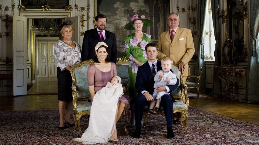 Königin Mary und König Frederik mit ihren Kindern Isabella und Christian sowie ihren Eltern nach Isabellas Taufe auf Schloss Fredensborg
