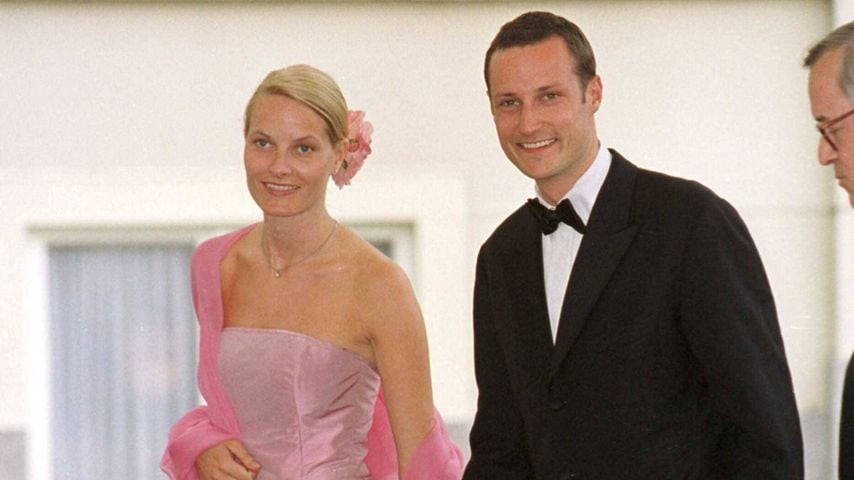 Bei einer Hochzeit in Den Haag: Kronprinz Haakon begleitet Kronprinzessin Mette-Marit im Mai 2001
