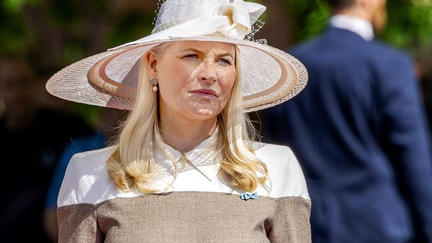 Kronprinzessin Mette-Marit legt am Nationaldenkmal einen Kranz nieder während des Staatsbesuchs in Norwegen