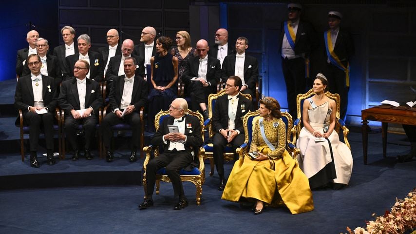 König Carl Gustaf, Königin Silvia, Prinzessin Victoria und Prinz Daniel bei der Nobelpreisverleihung 2025 in Stockholm