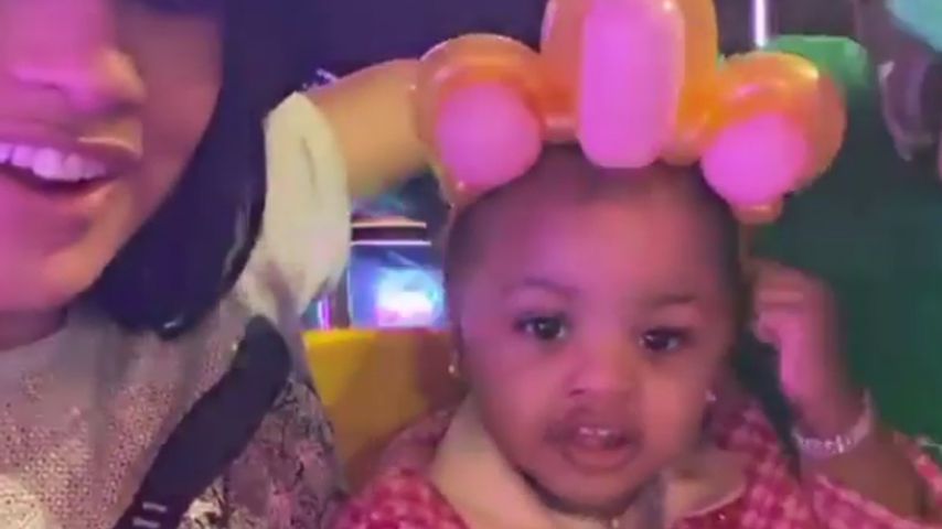 Kulture Kiari Cephus mit ihrer Tante Hennessy Carolina auf Stormi Websters Party, 2020