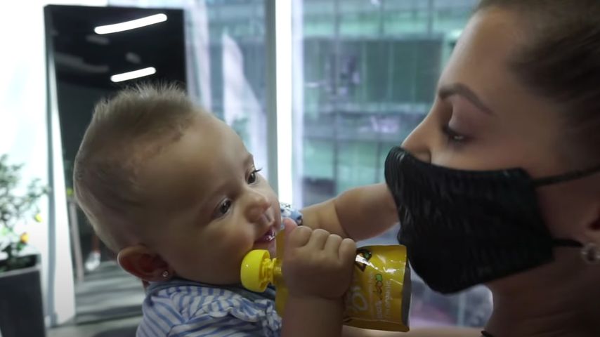 Kyla und Sarah Harrison beim Piercer