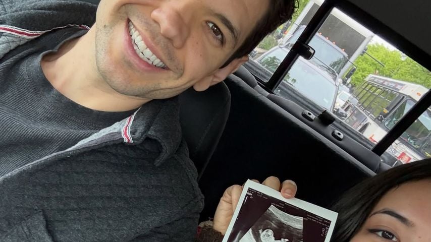 Kyle Abrams und seine Frau Ashleigh mit ihren Ultraschallbildern, Mai 2026