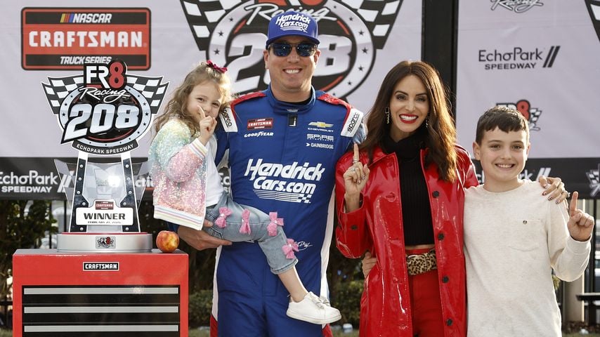 Kyle Busch feiert in Hampton den Sieg im Fr8 Racing 208 mit Lennix Busch, Brexton Busch und Samantha Busch