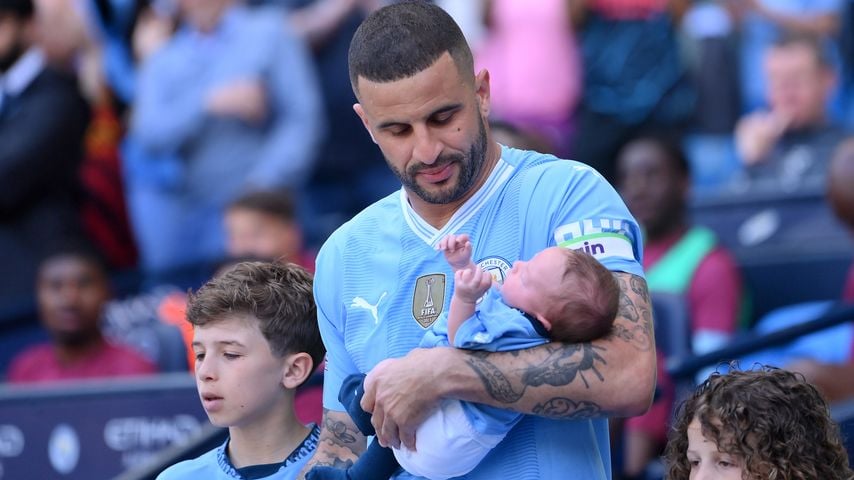 Kyle Walker gemeinsam mit seinen drei Söhnen