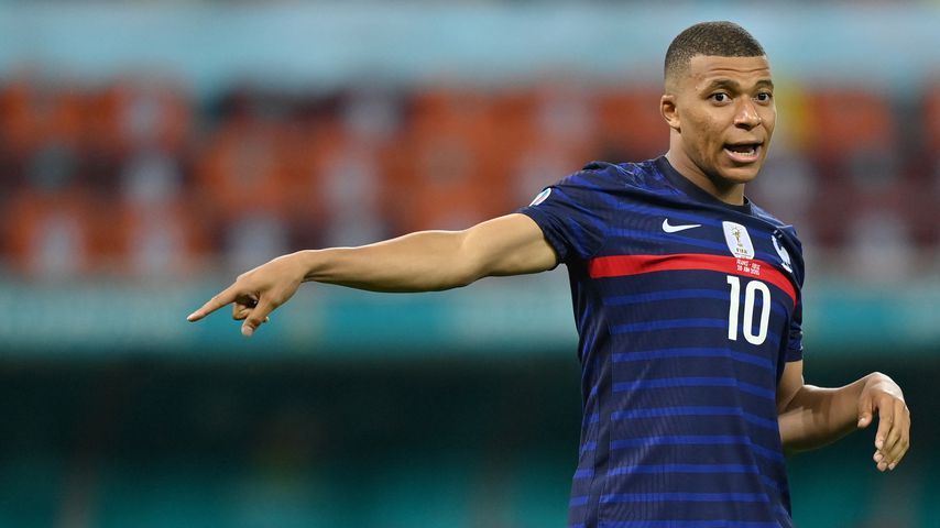 Trotz Vergewaltigungsvorwürfen: Kylian Mbappé erhält Trophäe