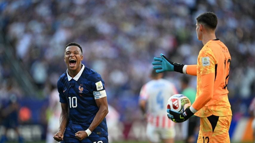 Kylian Mbappé und Orlando Gill nach Frankreichs Achtelfinalsieg gegen Paraguay bei der WM 2026 in Philadelphia