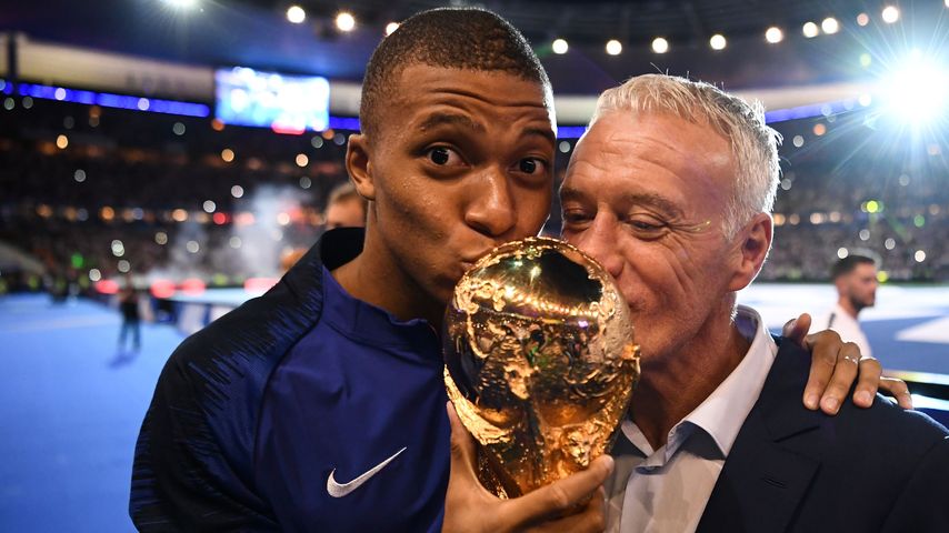 Kylian Mbappé und Didier Deschamps mit dem Weltmeisterschaftspokal 2018