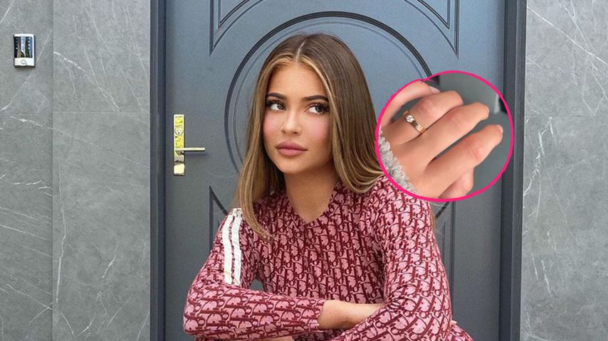 Trägt Kylie Jenner hier tatsächlich einen Verlobungsring?