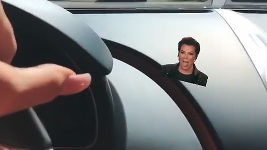 Kylie Jenner beim Autofahren
