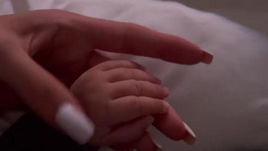 Kylie Jenner hält das Händchen ihres neugeborenen Sohnes