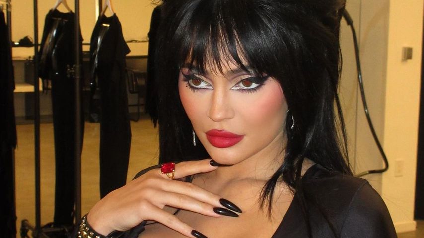 Kylie Jenner als Elvira Addams zu Halloween 2022