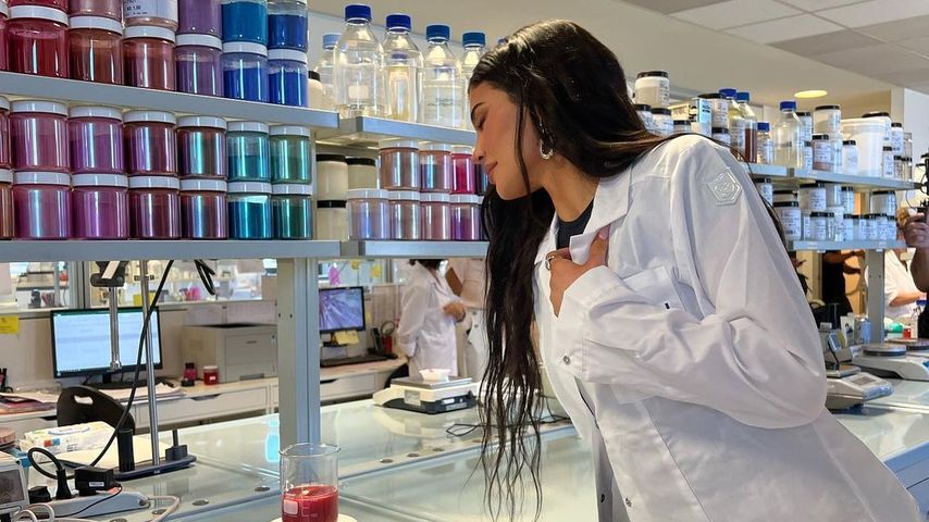 Unhygienische Produktion? Kritik an Kylie Jenners Make-up