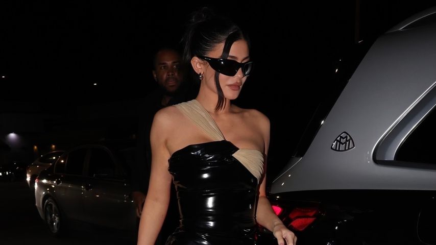 Kylie Jenner erscheint im engen Lack-Kleid auf Familienfeier