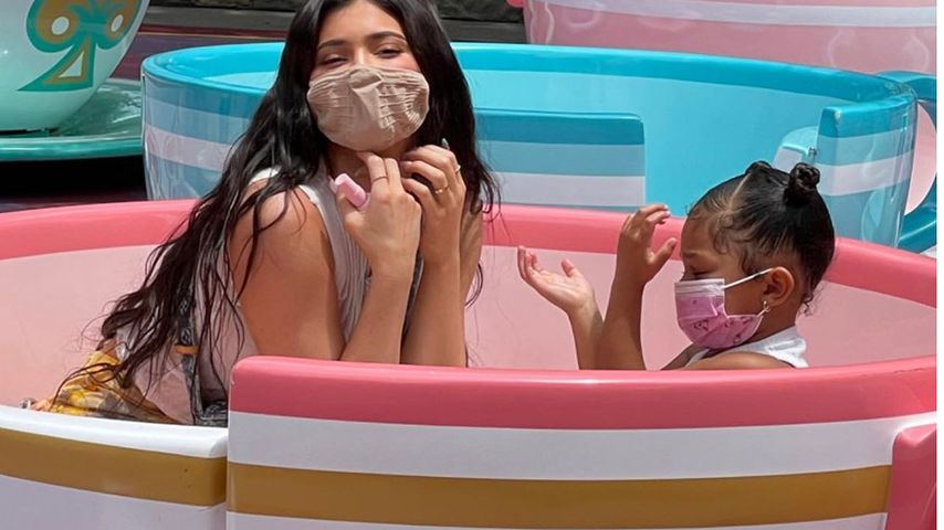 Kylie Jenner mit ihrer Tochter Stormi im Disneyland