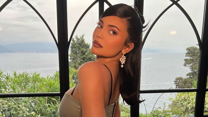 Sexy Kleid: Kylie Jenner betont Po bei Kourtneys Hochzeit
