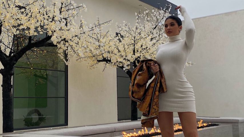 Heißer Feger! Kylie Jenner posiert im engen Rollkragen-Kleid