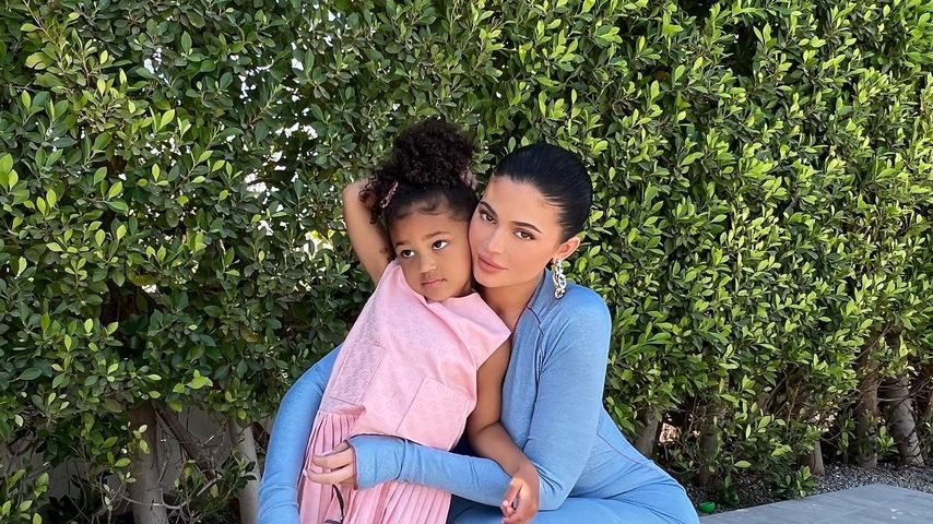 Kylie Jenner (r.) mit ihrer Tochter Stormi