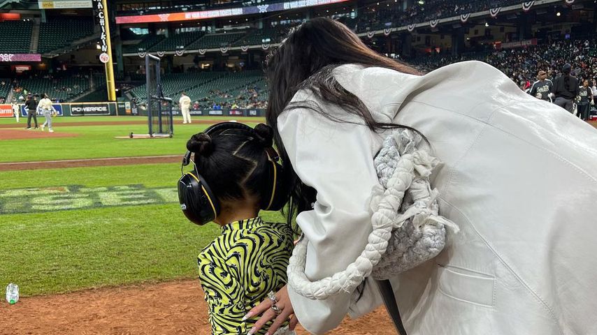 Kylie Jenner (r.) mit ihrer Tochter Stormi