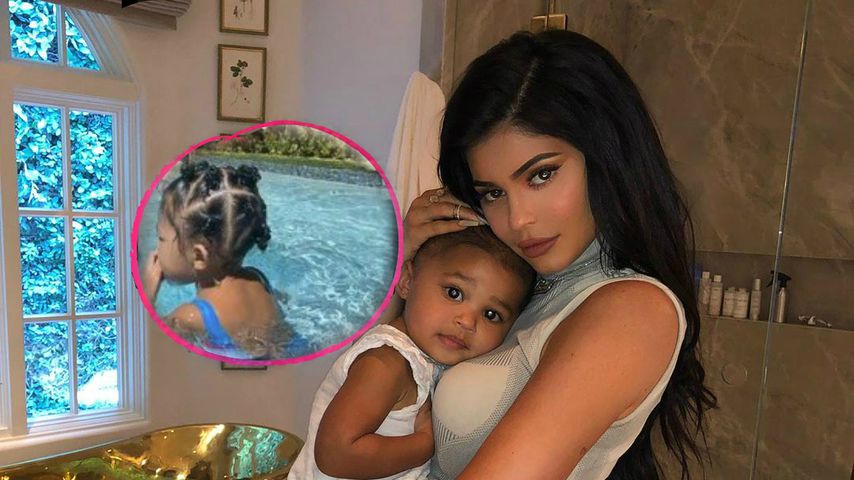 Plansch-Einlage: Stormi Webster macht erste Schwimm-Übung