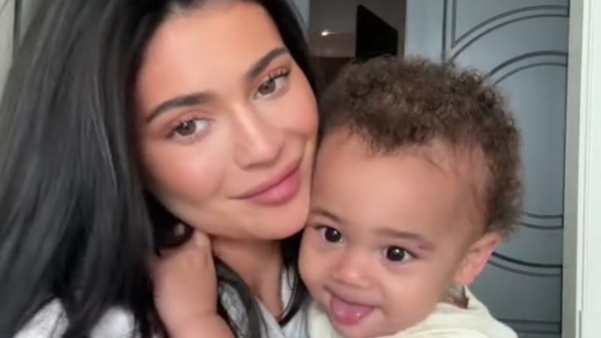 Kylie Jenner knuddelt und küsst Baby Aire in süßem Video