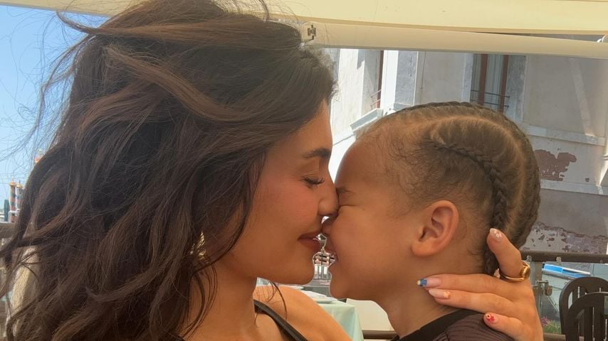 Kylie Jenner kuschelt mit Söhnchen Aire im Italien-Urlaub