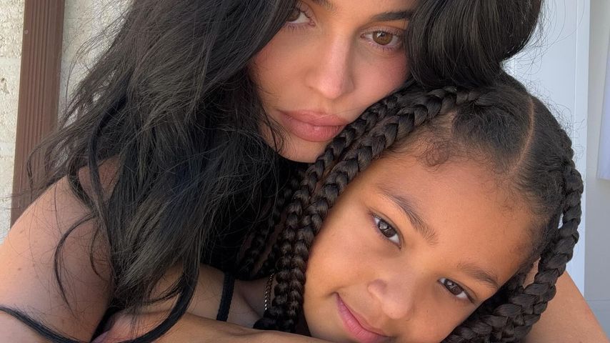 Stormi Webster spottet über Kylie Jenners früheren Look