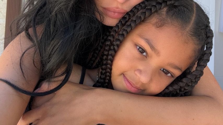 Stormi Webster spottet über Kylie Jenners früheren Look